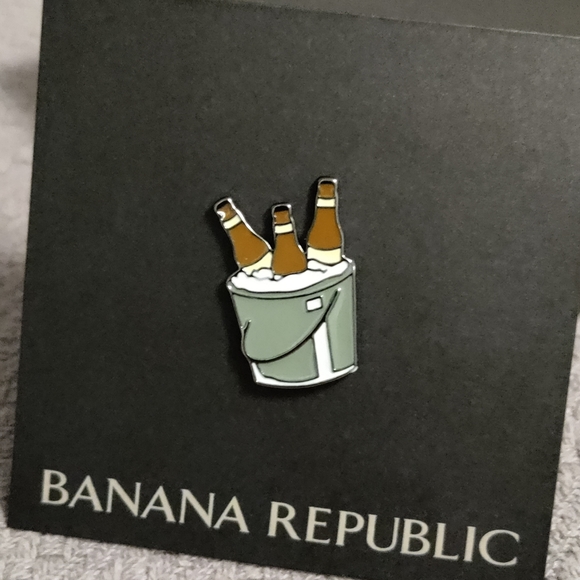 Banana Republic Other - Banana Republic beer bucket enamel pin NWT